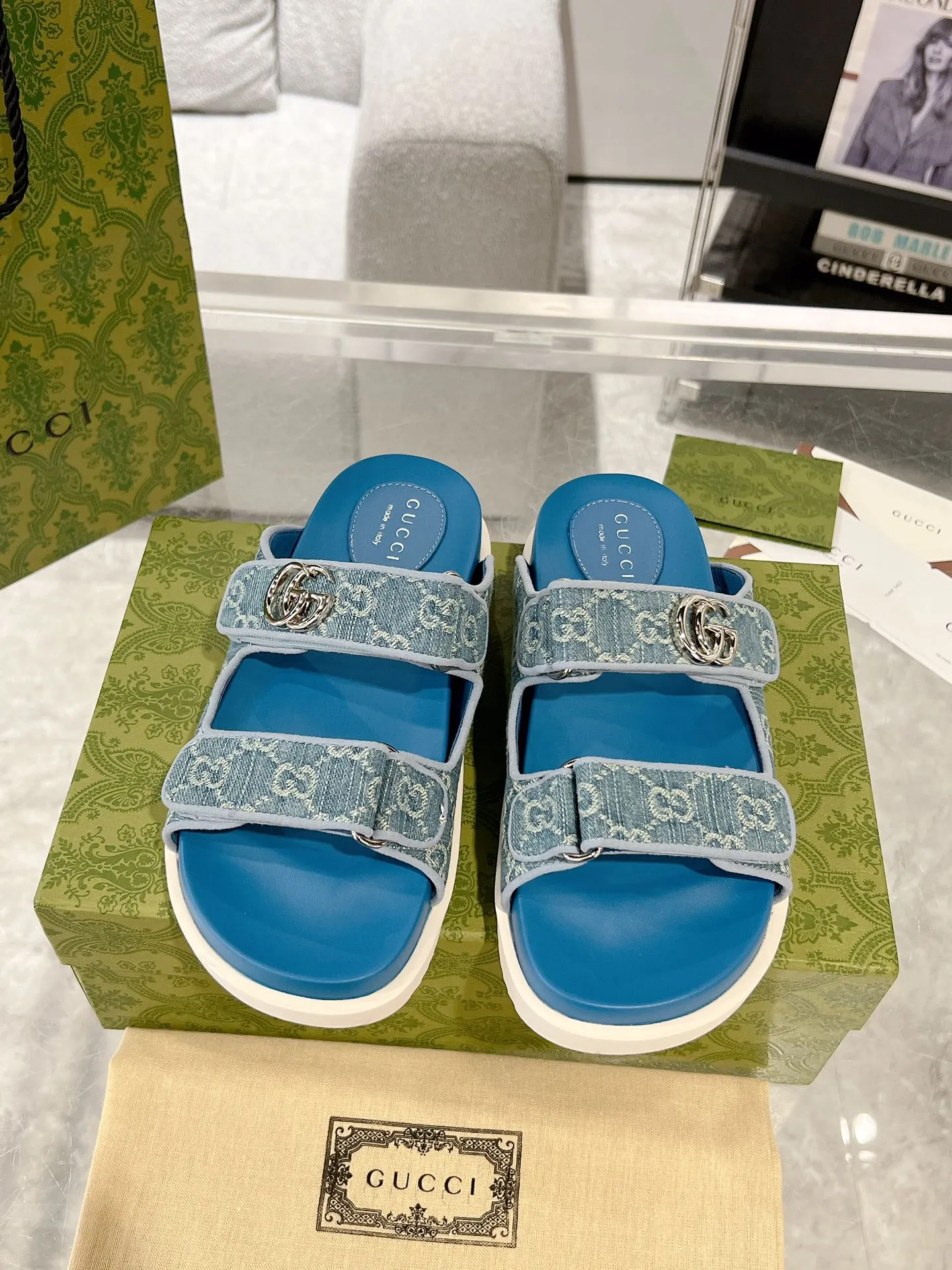 👟👟Ex-factory price 480👟👟 The latest Guccl24ss new product Double G women's Velcro sandals😎 These flat sandals are designed with Velcro straps, which are modern and sporty, bringing comfort. This accessory is crafted from light blue and ivory white GG denim fabric. The upper straps are decorated with elegant Double G-shaped accessories, showing a unique style. Gucci classic presbyopic cloth surface...hot diamond surface...rubber outsole...ZP molded midsole feet...original metal buckle/rhinestone surface Code number: 35 to 42 (41.42 is custom-made and non-refundable)